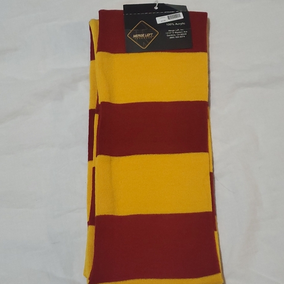 Merge left Knit scarf. - Picture 3 of 6